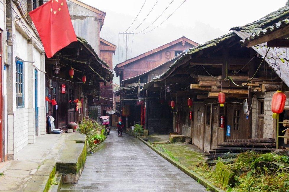 湖南郴州:高椅岭碧水丹霞茶绿樱红